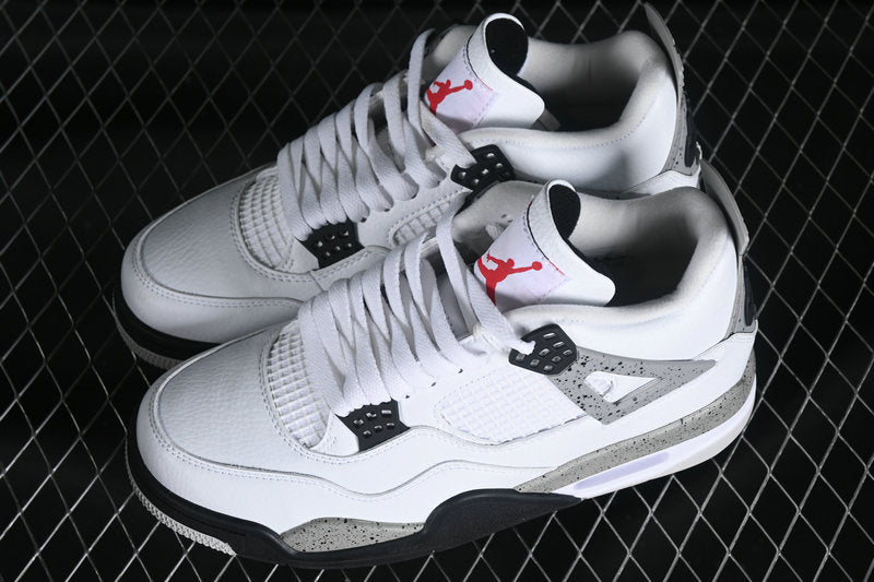 Les baskets grande taille Jordan 4 offrent le même style iconique que le modèle original, tout en répondant aux besoins des pointures supérieures.