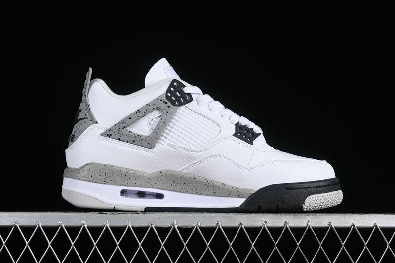 Les baskets grande taille Jordan 4 offrent le même style iconique que le modèle original, tout en répondant aux besoins des pointures supérieures.