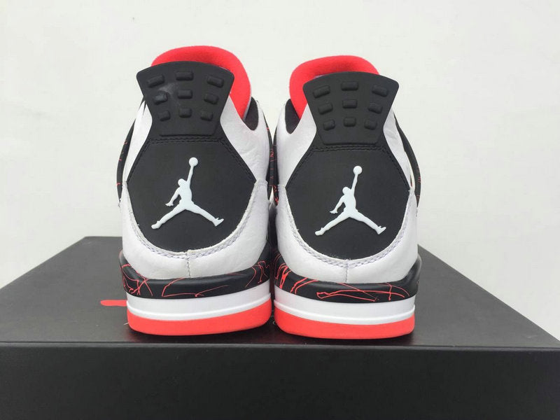 Les baskets grande taille Jordan 4 offrent le même style iconique que le modèle original, tout en répondant aux besoins des pointures supérieures.
