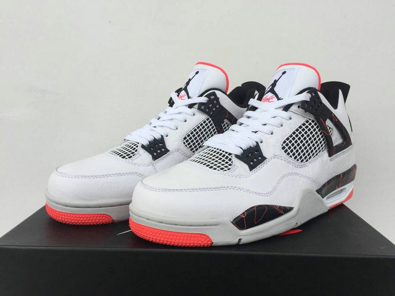 Les baskets grande taille Jordan 4 offrent le même style iconique que le modèle original, tout en répondant aux besoins des pointures supérieures.