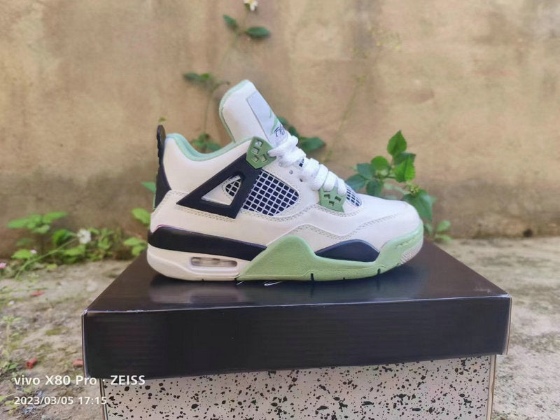 Les baskets grande taille Jordan 4 offrent le même style iconique que le modèle original, tout en répondant aux besoins des pointures supérieures.
