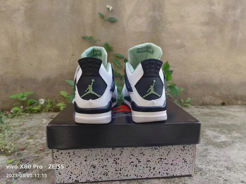 Les baskets grande taille Jordan 4 offrent le même style iconique que le modèle original, tout en répondant aux besoins des pointures supérieures.
