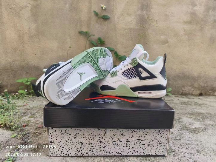 Les baskets grande taille Jordan 4 offrent le même style iconique que le modèle original, tout en répondant aux besoins des pointures supérieures.