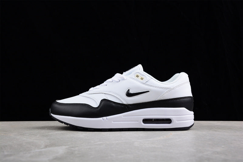 Les baskets grande taille Nike Air Max 1 conservent l’élégance intemporelle du modèle original tout en s’adaptant parfaitement aux grandes pointures.
