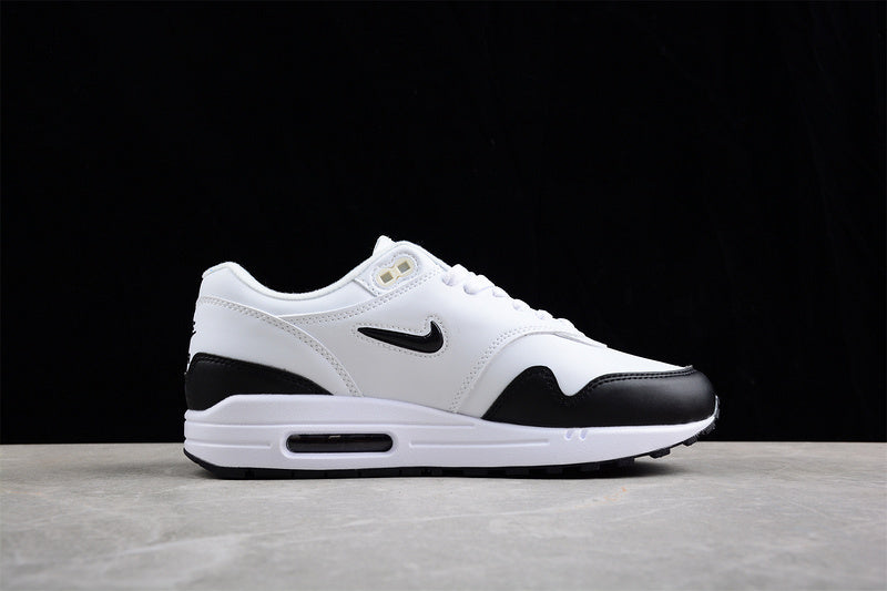 Les baskets grande taille Nike Air Max 1 conservent l’élégance intemporelle du modèle original tout en s’adaptant parfaitement aux grandes pointures.
