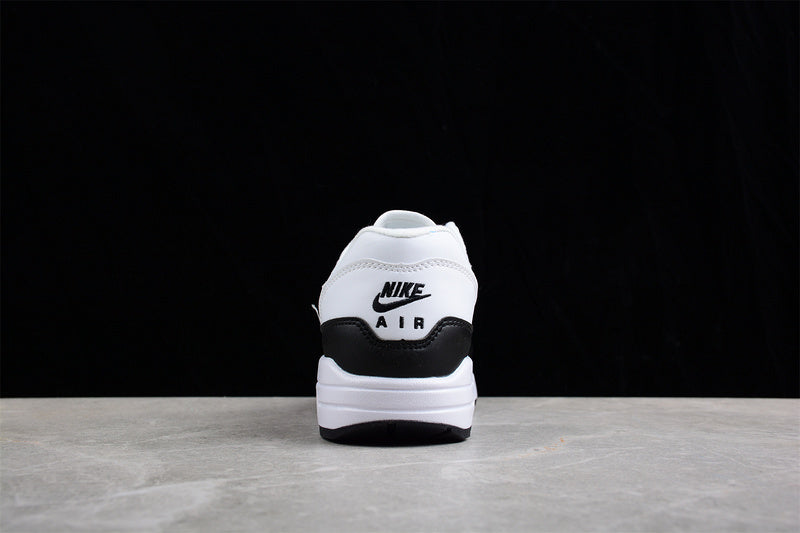 Les baskets grande taille Nike Air Max 1 conservent l’élégance intemporelle du modèle original tout en s’adaptant parfaitement aux grandes pointures.