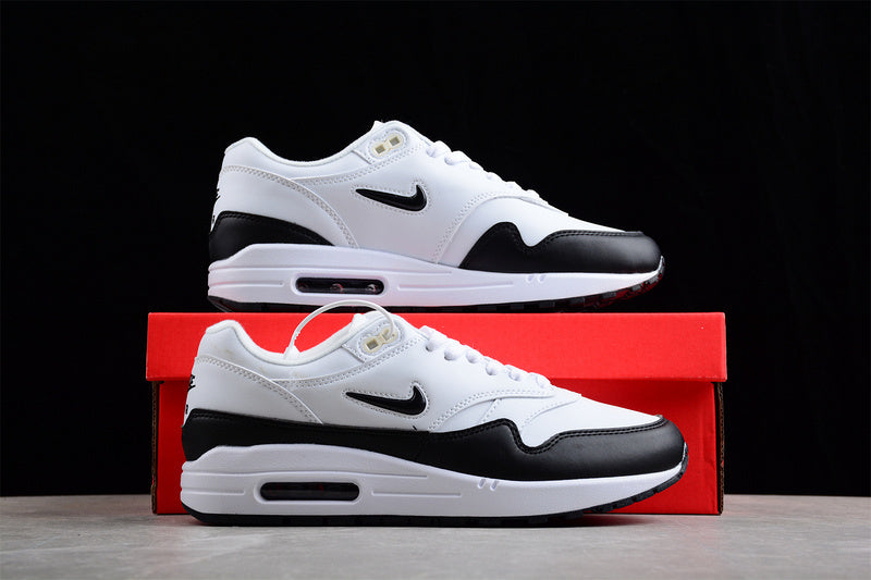 Les baskets grande taille Nike Air Max 1 conservent l’élégance intemporelle du modèle original tout en s’adaptant parfaitement aux grandes pointures.