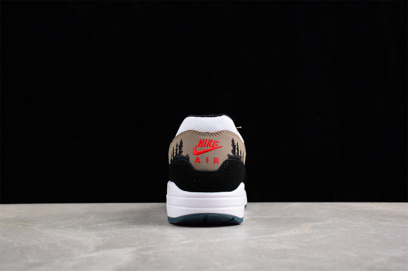 Les baskets grande taille Nike Air Max 1 conservent l’élégance intemporelle du modèle original tout en s’adaptant parfaitement aux grandes pointures.