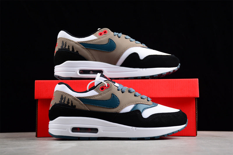 Les baskets grande taille Nike Air Max 1 conservent l’élégance intemporelle du modèle original tout en s’adaptant parfaitement aux grandes pointures.