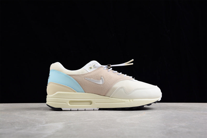 Les baskets grande taille Nike Air Max 1 conservent l’élégance intemporelle du modèle original tout en s’adaptant parfaitement aux grandes pointures.