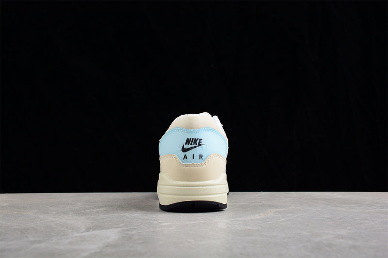 Les baskets grande taille Nike Air Max 1 conservent l’élégance intemporelle du modèle original tout en s’adaptant parfaitement aux grandes pointures.