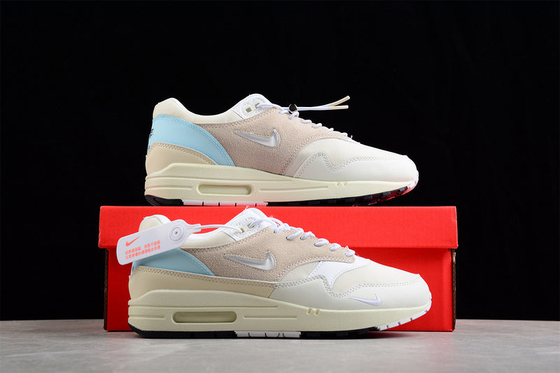 Les baskets grande taille Nike Air Max 1 conservent l’élégance intemporelle du modèle original tout en s’adaptant parfaitement aux grandes pointures.