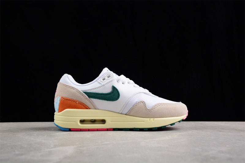 Les baskets grande taille Nike Air Max 1 conservent l’élégance intemporelle du modèle original tout en s’adaptant parfaitement aux grandes pointures.