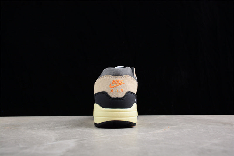 Les baskets grande taille Nike Air Max 1 conservent l’élégance intemporelle du modèle original tout en s’adaptant parfaitement aux grandes pointures.