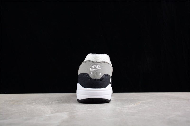 Les baskets grande taille Nike Air Max 1 conservent l’élégance intemporelle du modèle original tout en s’adaptant parfaitement aux grandes pointures.