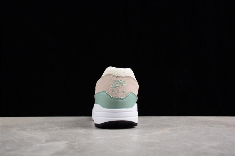 Les baskets grande taille Nike Air Max 1 conservent l’élégance intemporelle du modèle original tout en s’adaptant parfaitement aux grandes pointures.