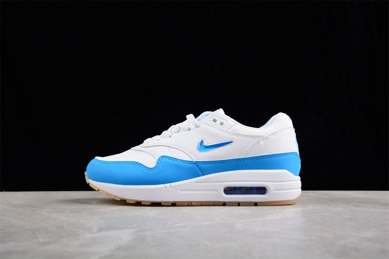 Les baskets grande taille Nike Air Max 1 conservent l’élégance intemporelle du modèle original tout en s’adaptant parfaitement aux grandes pointures.