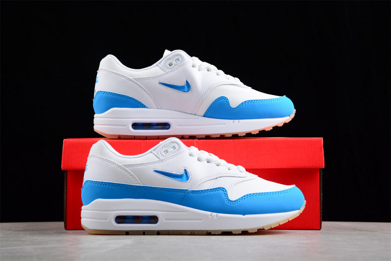Les baskets grande taille Nike Air Max 1 conservent l’élégance intemporelle du modèle original tout en s’adaptant parfaitement aux grandes pointures.