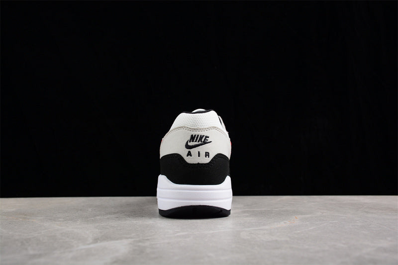 Les baskets grande taille Nike Air Max 1 conservent l’élégance intemporelle du modèle original tout en s’adaptant parfaitement aux grandes pointures.