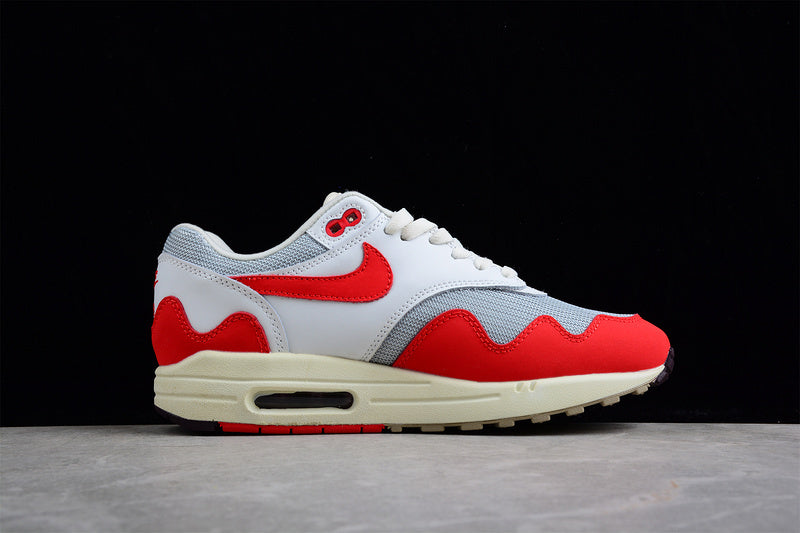 Les baskets grande taille Nike Air Max 1 conservent l’élégance intemporelle du modèle original tout en s’adaptant parfaitement aux grandes pointures.