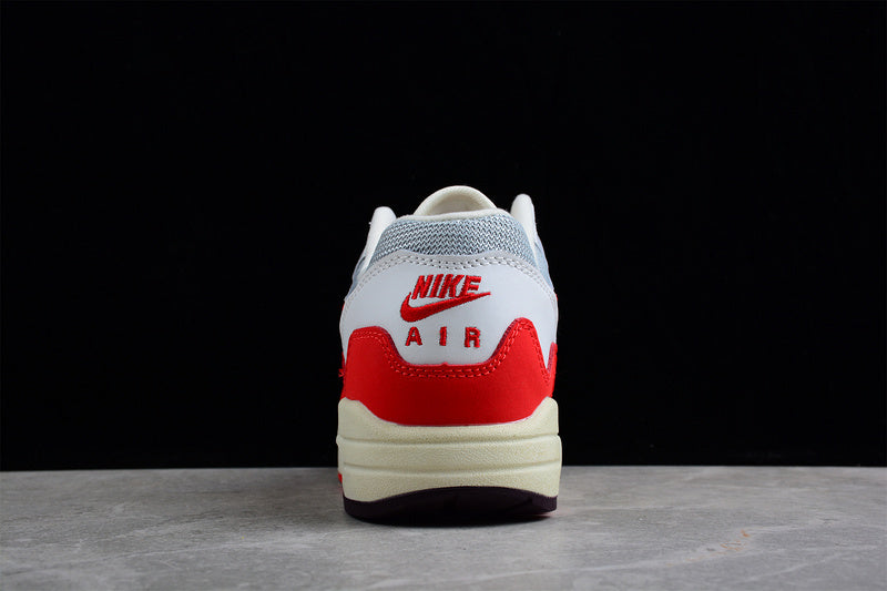 Les baskets grande taille Nike Air Max 1 conservent l’élégance intemporelle du modèle original tout en s’adaptant parfaitement aux grandes pointures.