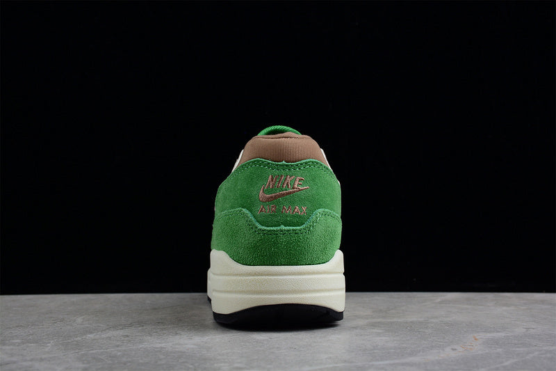 Les baskets grande taille Nike Air Max 1.
conservent l’élégance intemporelle du modèle original tout en s’adaptant parfaitement aux grandes pointures.