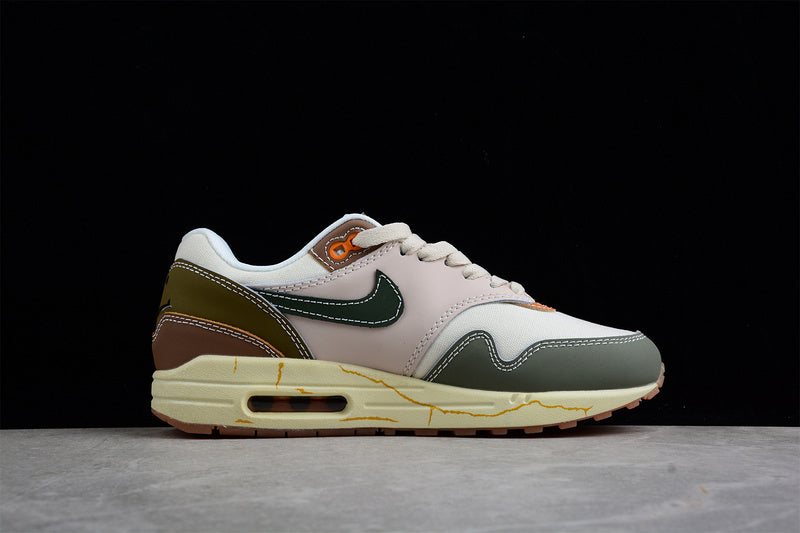 Les baskets grande taille Nike Air Max 1.
conservent l’élégance intemporelle du modèle original tout en s’adaptant parfaitement aux grandes pointures.