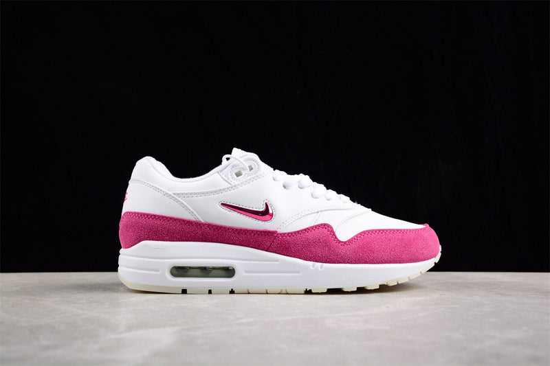 Les baskets grande taille Nike Air Max 1.
conservent l’élégance intemporelle du modèle original tout en s’adaptant parfaitement aux grandes pointures.