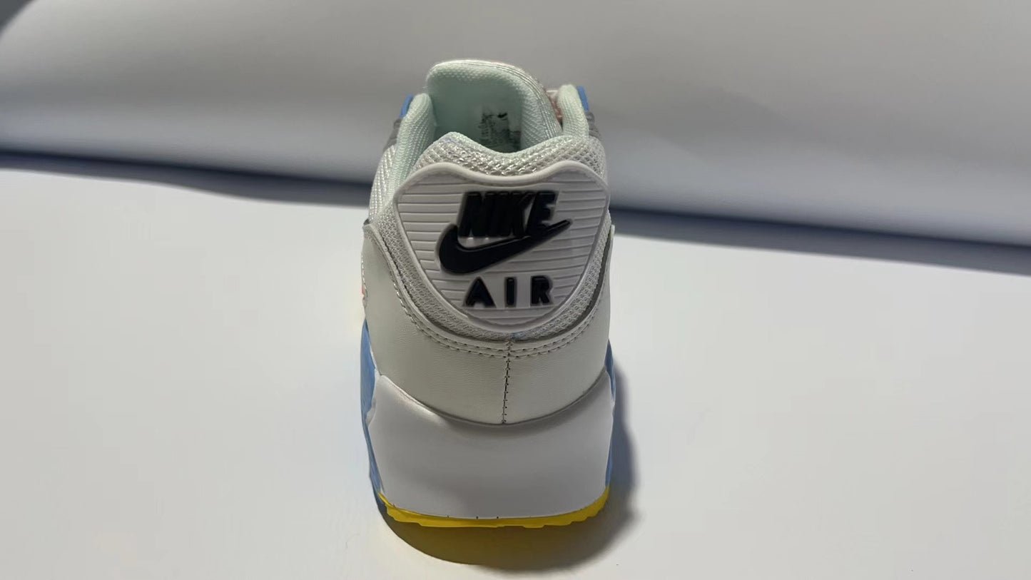 Les baskets grande taille Nike Air Max 90 conservent le design emblématique du modèle original tout en offrant un chaussant parfaitement adapté aux grandes pointures.