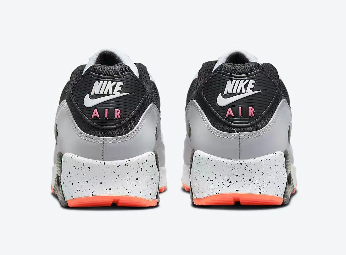 Les baskets grande taille Nike Air Max 90 conservent le design emblématique du modèle original tout en offrant un chaussant parfaitement adapté aux grandes pointures.