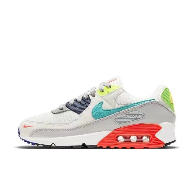 Les baskets grande taille Nike Air Max 90 conservent le design emblématique du modèle original tout en offrant un chaussant parfaitement adapté aux grandes pointures.
