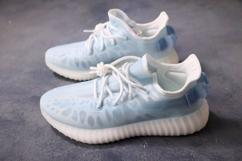 Les baskets grande taille Adidas Yeezy 350 allient parfaitement design innovant et adaptation aux grandes pointures.
tout en conservant l’esthétique unique du modèle original.