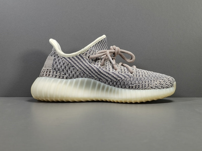 Les baskets grande taille Adidas Yeezy 350 allient parfaitement design innovant et adaptation aux grandes pointures.
tout en conservant l’esthétique unique du modèle original.