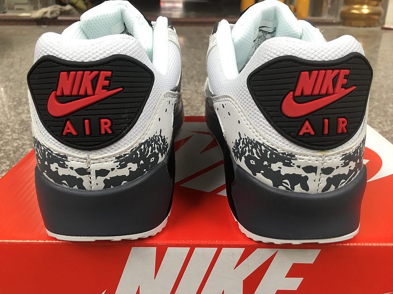 Les baskets grande taille Nike Air Max 90 conservent le design emblématique du modèle original tout en offrant un chaussant parfaitement adapté aux grandes pointures.