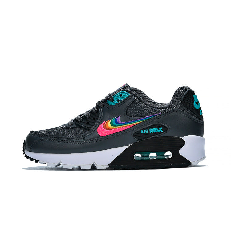 Les baskets grande taille Nike Air Max 90 conservent le design emblématique du modèle original tout en offrant un chaussant parfaitement adapté aux grandes pointures.