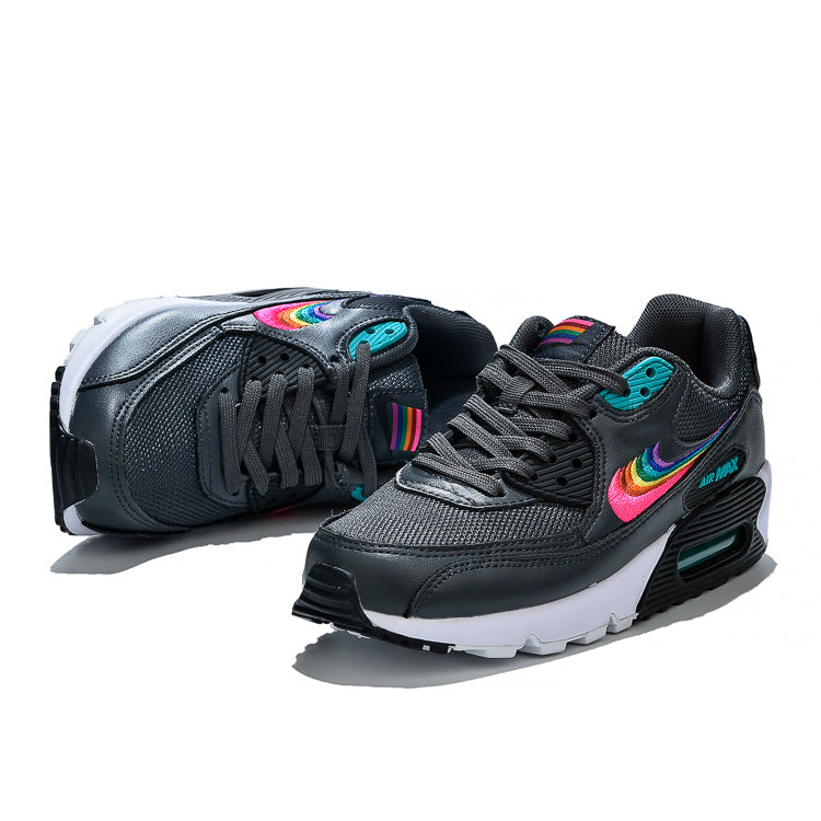 Les baskets grande taille Nike Air Max 90 conservent le design emblématique du modèle original tout en offrant un chaussant parfaitement adapté aux grandes pointures.