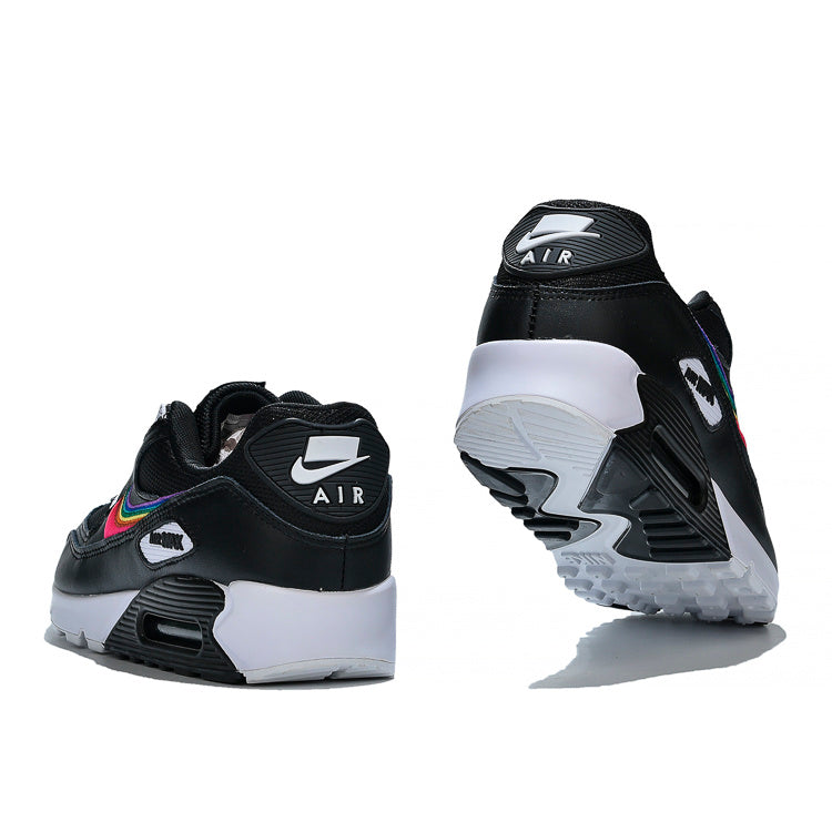 Les baskets grande taille Nike Air Max 90 conservent le design emblématique du modèle original tout en offrant un chaussant parfaitement adapté aux grandes pointures.