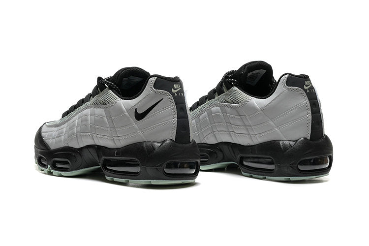 Les baskets grande taille Nike Air Max 95 reprennent le design unique et audacieux de l’original, tout en étant pensées pour offrir un ajustement parfait aux grandes pointures.