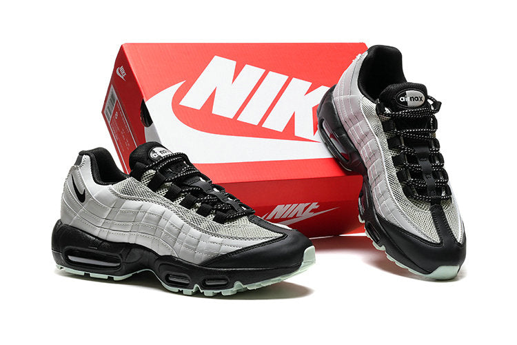 Les baskets grande taille Nike Air Max 95 reprennent le design unique et audacieux de l’original, tout en étant pensées pour offrir un ajustement parfait aux grandes pointures.