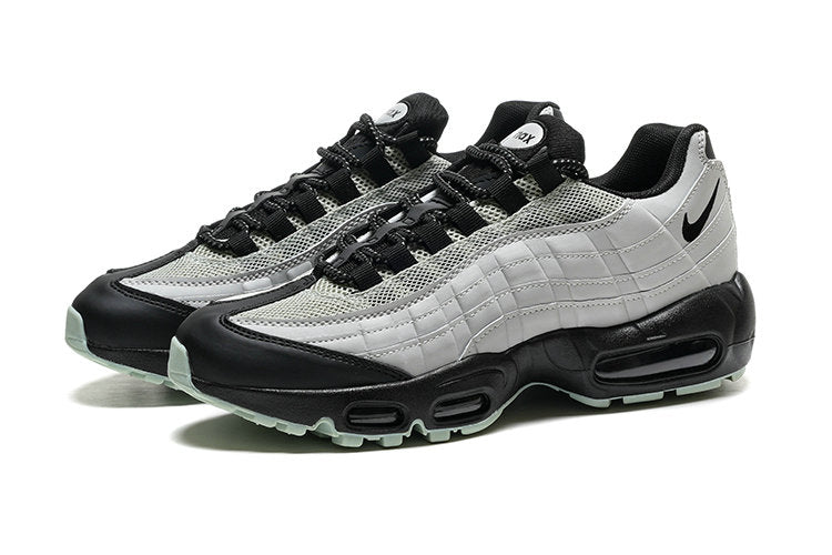 Les baskets grande taille Nike Air Max 95 reprennent le design unique et audacieux de l’original, tout en étant pensées pour offrir un ajustement parfait aux grandes pointures.