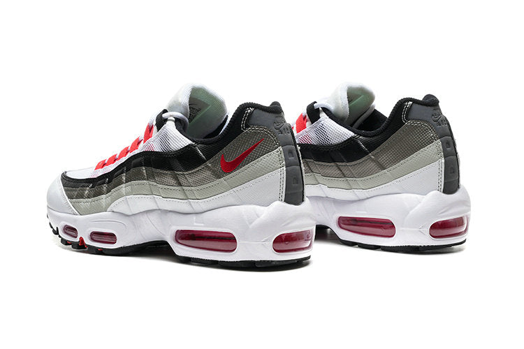 Les baskets grande taille Nike Air Max 95 reprennent le design unique et audacieux de l’original, tout en étant pensées pour offrir un ajustement parfait aux grandes pointures.