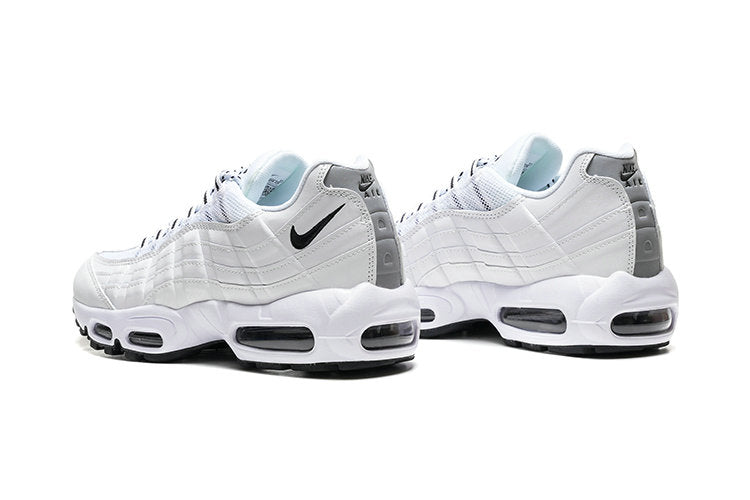 Les baskets grande taille Nike Air Max 95 reprennent le design unique et audacieux de l’original, tout en étant pensées pour offrir un ajustement parfait aux grandes pointures.
