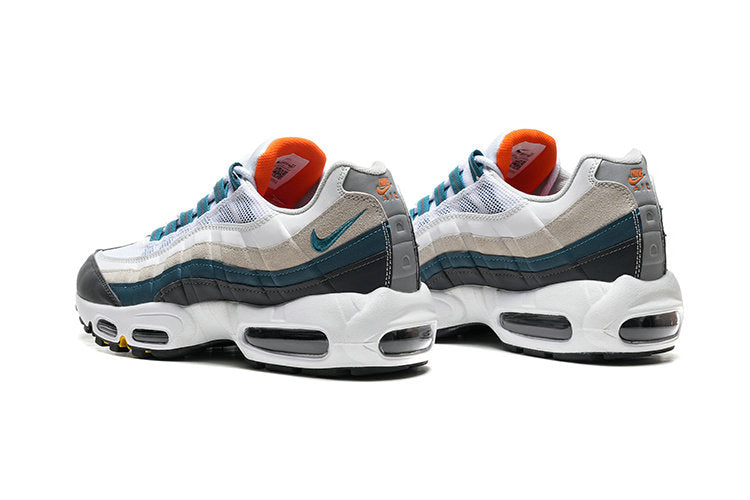 Les baskets grande taille Nike Air Max 95 reprennent le design unique et audacieux de l’original, tout en étant pensées pour offrir un ajustement parfait aux grandes pointures.