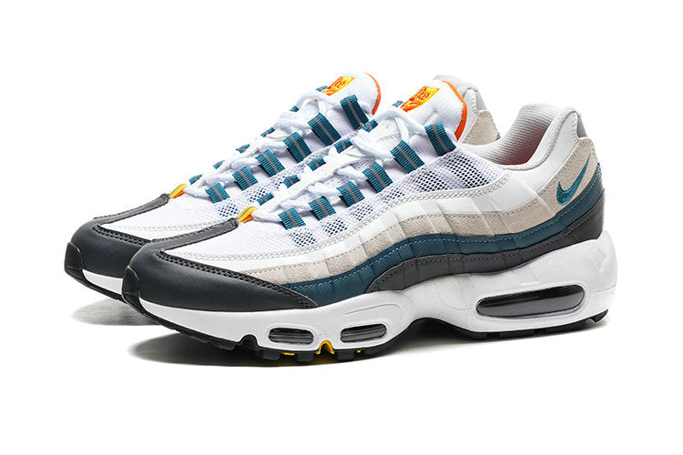 Les baskets grande taille Nike Air Max 95 reprennent le design unique et audacieux de l’original, tout en étant pensées pour offrir un ajustement parfait aux grandes pointures.