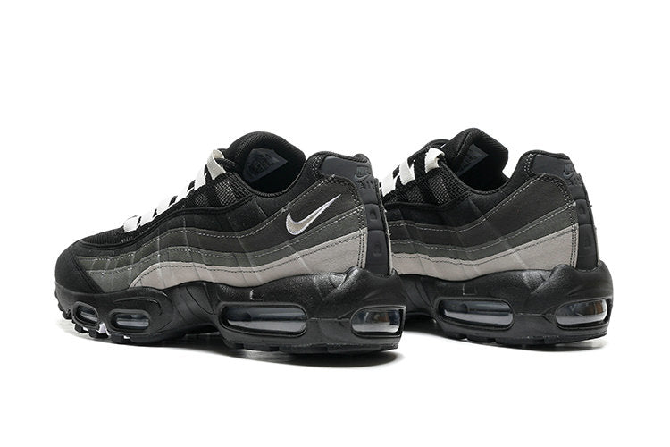 Les baskets grande taille Nike Air Max 95 reprennent le design unique et audacieux de l’original, tout en étant pensées pour offrir un ajustement parfait aux grandes pointures.