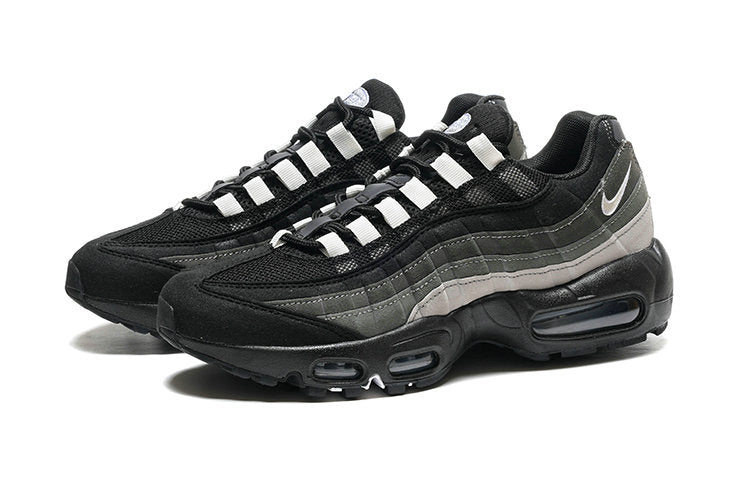 Les baskets grande taille Nike Air Max 95 reprennent le design unique et audacieux de l’original, tout en étant pensées pour offrir un ajustement parfait aux grandes pointures.