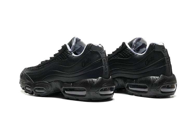 Les baskets grande taille Nike Air Max 95 reprennent le design unique et audacieux de l’original, tout en étant pensées pour offrir un ajustement parfait aux grandes pointures.