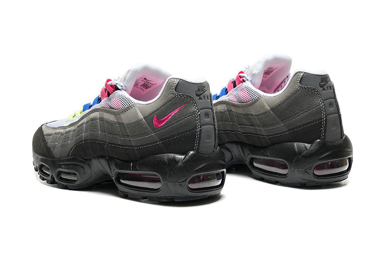 Les baskets grande taille Nike Air Max 95 reprennent le design unique et audacieux de l’original, tout en étant pensées pour offrir un ajustement parfait aux grandes pointures.