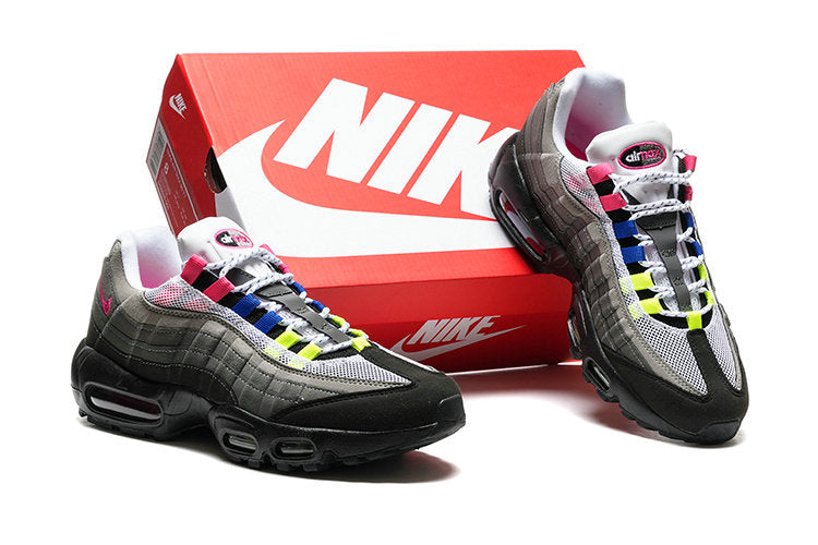 Les baskets grande taille Nike Air Max 95 reprennent le design unique et audacieux de l’original, tout en étant pensées pour offrir un ajustement parfait aux grandes pointures.
