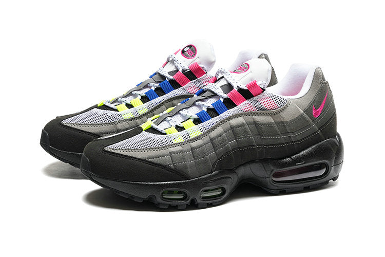 Les baskets grande taille Nike Air Max 95 reprennent le design unique et audacieux de l’original, tout en étant pensées pour offrir un ajustement parfait aux grandes pointures.
